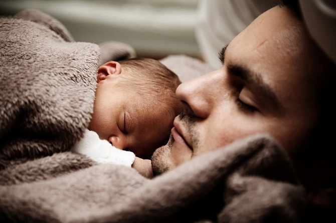 Как приучить ребенка спать отдельно?