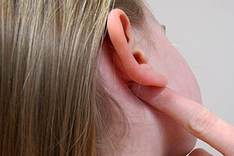 Чому сверблять вуха у людини
